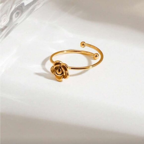 Jewelry - Gold Flower Ring Q591